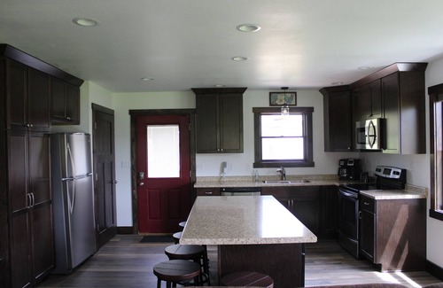 Marshland House | Tranquil Rural Retreat with Free Firewood and Pool Access