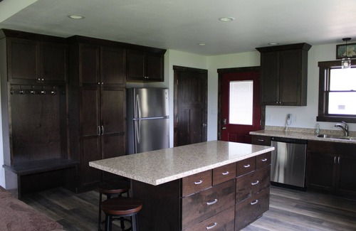Marshland House | Tranquil Rural Retreat with Free Firewood and Pool Access