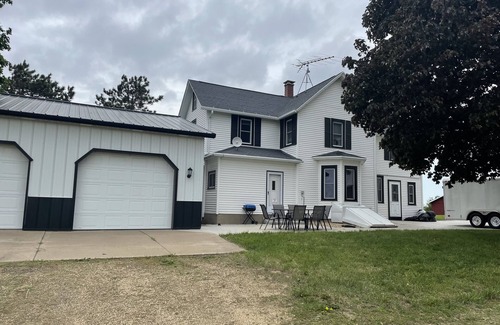 Dickeyville House | Idyllic Scenic Retreat with Spa, Pet-Friendly Amenities