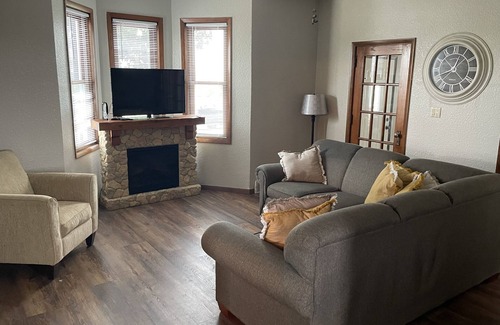 Dickeyville House | Idyllic Scenic Retreat with Spa, Pet-Friendly Amenities
