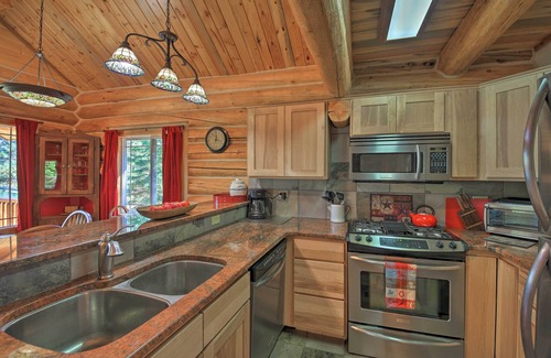 Thompson Falls Cabin | Idyllic Riverfront Escape with Hot Tub & Kayaking Bliss