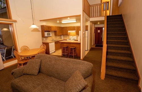 East Kootenay Villa | Majestic Rocky Mountain Getaway for Christmas Week Fun