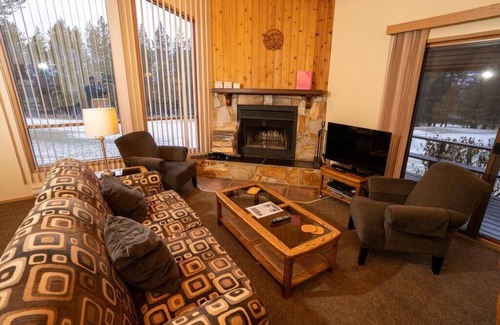 East Kootenay Villa | Majestic Rocky Mountain Getaway for Christmas Week Fun