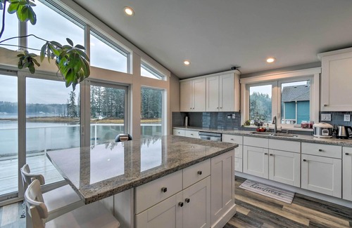 Allyn House | Serene North Bay Escape with Ocean Views & Spa Amenities