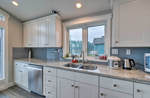 Allyn House | Serene North Bay Escape with Ocean Views & Spa Amenities