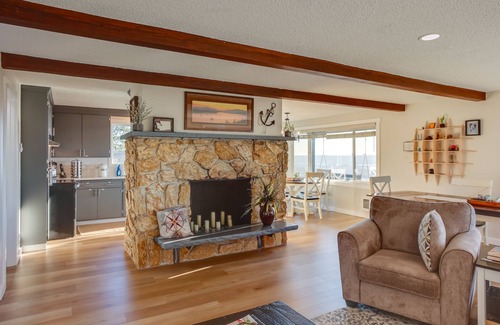 Northeast Tacoma Apartment | Stylish Tacoma Apartment with Ocean View & Fire Pit