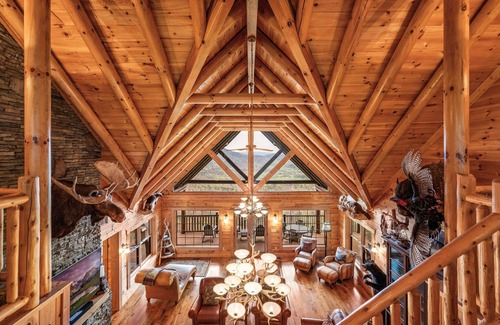 Gatlinburg - Pigeon Forge Cabin | Scenic Views Estate: Breathtaking Vistas & Hot Tub Relaxation