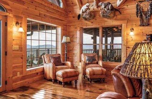 Gatlinburg - Pigeon Forge Cabin | Scenic Views Estate: Breathtaking Vistas & Hot Tub Relaxation