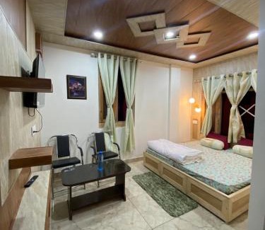 Theog House | Alpine Crest Homestay: Family-Friendly & Pet Welcoming Retreat