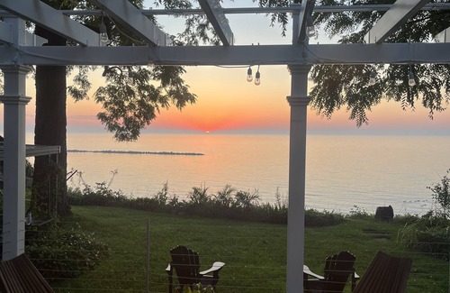 Racine House | Unforgettable Waterfront Escape on Lake Michigan