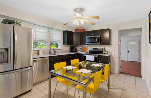 Imperial House | Spacious Ranch Home with Spa & Breakfast in Safe Neighborhood