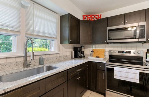 Imperial House | Spacious Ranch Home with Spa & Breakfast in Safe Neighborhood