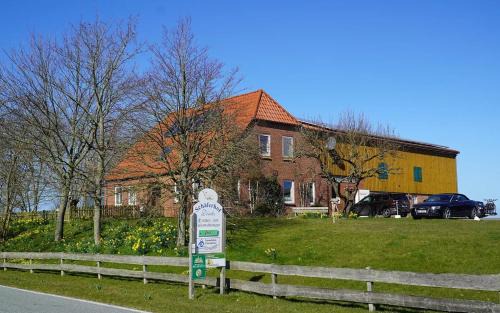 Westerhever Apartment | Comfortable Family Retreat at Schäferhof Dircks Fewo 2
