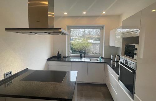 Untermeiderich Apartment | Relax in Style with Kitchen, Garden & Netflix Access