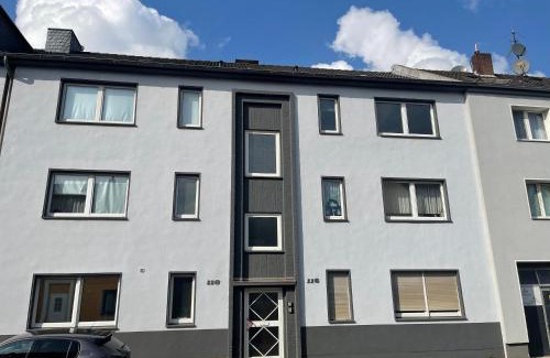 Untermeiderich Apartment | Relax in Style with Kitchen, Garden & Netflix Access