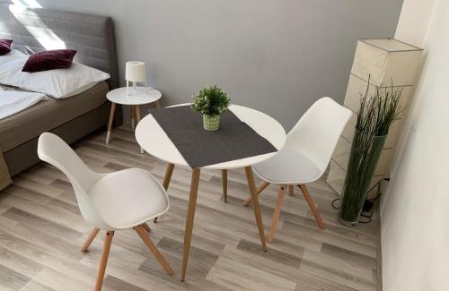 Penzing Apartment | Charming Schönbrunn Apartment: Pet & Child Friendly Stay
