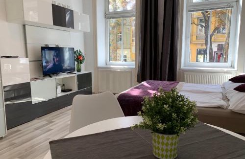 Penzing Apartment | Charming Schönbrunn Apartment: Pet & Child Friendly Stay