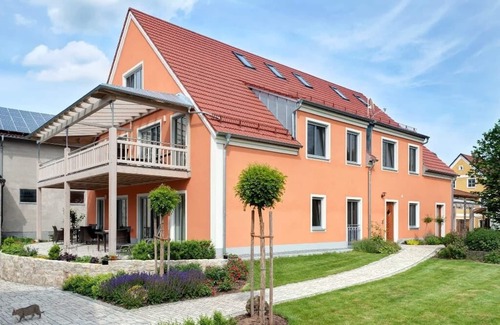 Burglengenfeld Apartment | Spacious 90m2 Apartment with Balcony & Breakfast Included