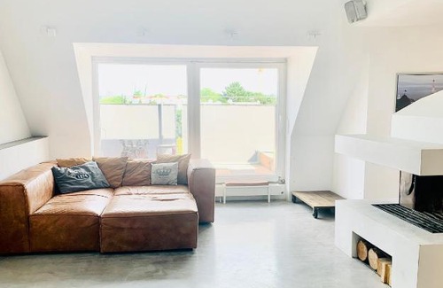 Moosach Apartment | Inviting Rooftop Maisonette with Pet-Friendly Amenities