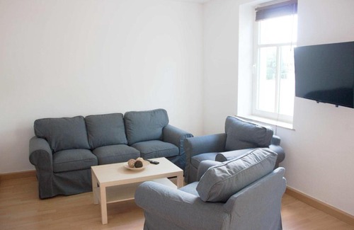 Bruckdorf Apartment | Cozy Ferienwohnung Nr 6: Perfect for Families and Pets