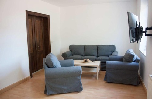 Bruckdorf Apartment | Cozy Ferienwohnung Nr 6: Perfect for Families and Pets