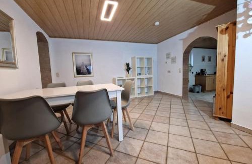 Buettelborn Apartment | Spacious Family-Friendly Getaway in Großzügige Ferienwohnung