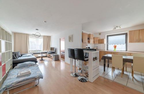 Eller Apartment | Cozy Apartment with Balcony and Garage, Rated 9/10