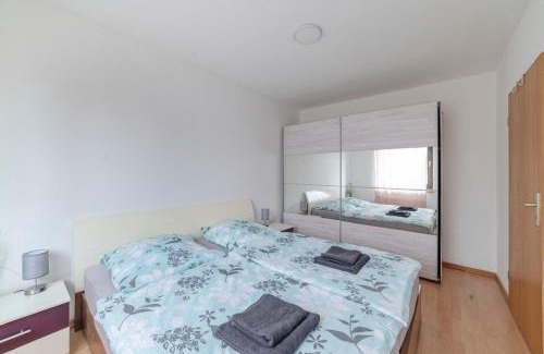 Eller Apartment | Cozy Apartment with Balcony and Garage, Rated 9/10