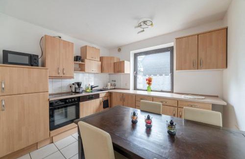 Eller Apartment | Cozy Apartment with Balcony and Garage, Rated 9/10