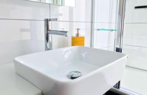 Mainz-Bingen Apartment | Modern Riverside Apartment with Balcony, Rated 9.4/10