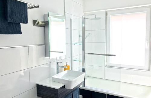 Mainz-Bingen Apartment | Modern Riverside Apartment with Balcony, Rated 9.4/10