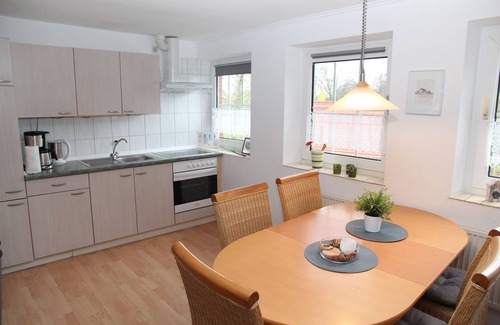 Uttum Apartment | Idyllic Getaway: Family-Friendly Og-Ferienwohnung for 4