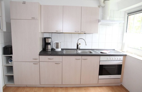 Uttum Apartment | Idyllic Getaway: Family-Friendly Og-Ferienwohnung for 4