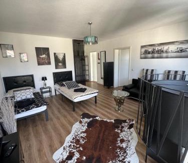 Marienthal Ost Apartment | Stylish Apartment with Free WiFi & Netflix Near Train Station