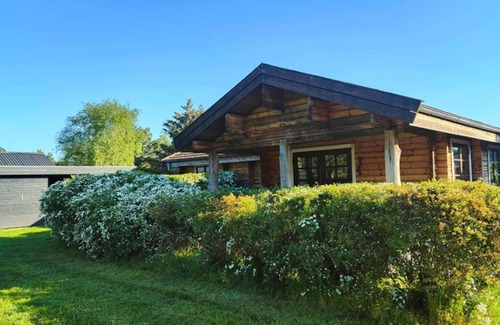 Kramnitse House | Tranquil Oceanfront Retreat for 5 with Pool & Breakfast