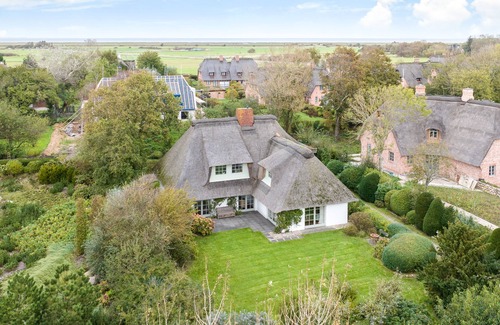 Archsum House | Charming Hausteil Under Thatch with Pool & Spa Access