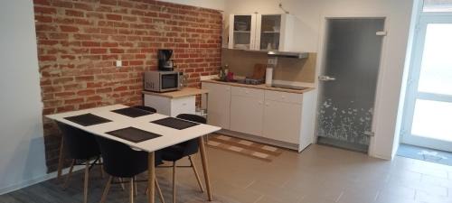 Juechen Apartment | Bright and Inviting Apartment - Pet & Child Friendly Stay