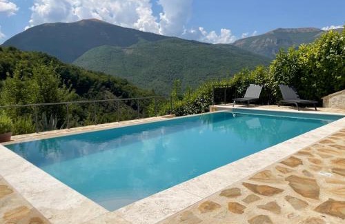 Quartiere XXIV Don Bosco Villa | Scheggino - Casale con piscina e splendida vista