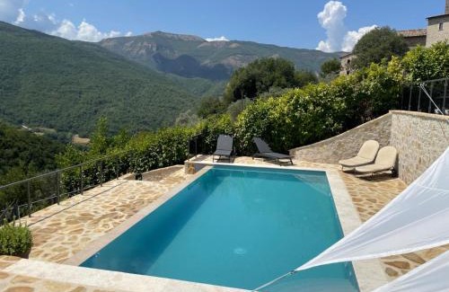 Quartiere XXIV Don Bosco Villa | Scheggino - Casale con piscina e splendida vista