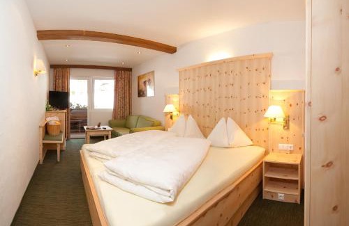 Bad Kleinkirchheim Hotel | Cozy Berghof Hotel: Pet-Friendly Retreat with Hot Tub