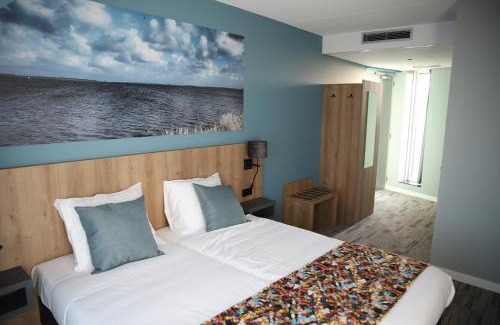 Lauwersoog Hotel | Oceanfront Oasis: Schierzicht Logement with Hot Tub & Breakfast
