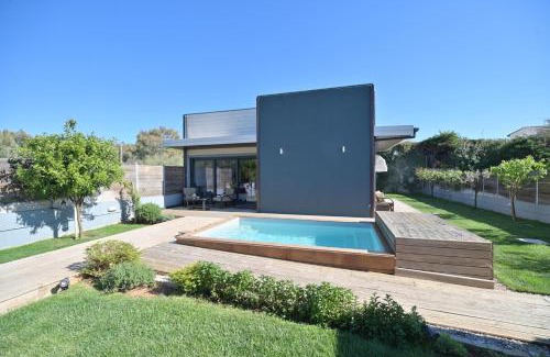 Schinias Villa | Beachfront Villa at Schinias: Ocean Views & Family-Friendly