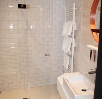 Dinkelsbuehl Hotel | Welcoming Schlafzimmer: Pet-Friendly & Family-Oriented Stay