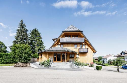 Burg House | Discover Schlegelhof: Pet-Friendly Oceanfront Retreat