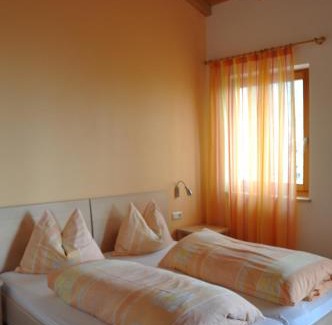 Berg/Monte Apartment | Pet-Friendly Schloss-Hof: Family-Approved and Accessible