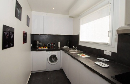 Chaillot Apartment | Elegant Schloesing Near the Eiffel Tower with Spa & Breakfast