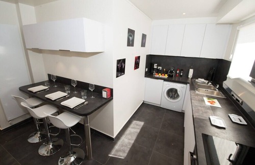 Chaillot Apartment | Elegant Schloesing Near the Eiffel Tower with Spa & Breakfast