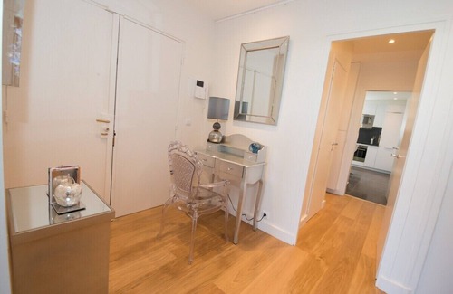 Chaillot Apartment | Elegant Schloesing Near the Eiffel Tower with Spa & Breakfast