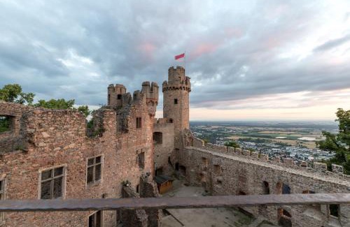 Bensheim Apartment | Enjoy Family-Friendly Stays at Schloss Auerbach Ferienwohnung