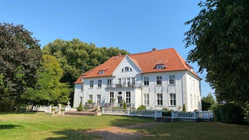 Badow Apartment | Family-Friendly Schloss Badow with Pet and Kitchen Amenities